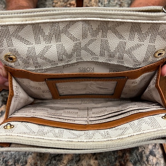 Michael Kors Korda cross body purse - Picture 6 of 8